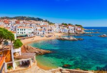 شاطئ كاتالونيا مع الرمال الذهبية والمياه الزرقاء الصافية Arabesch - أخبار عربية في أوروبا