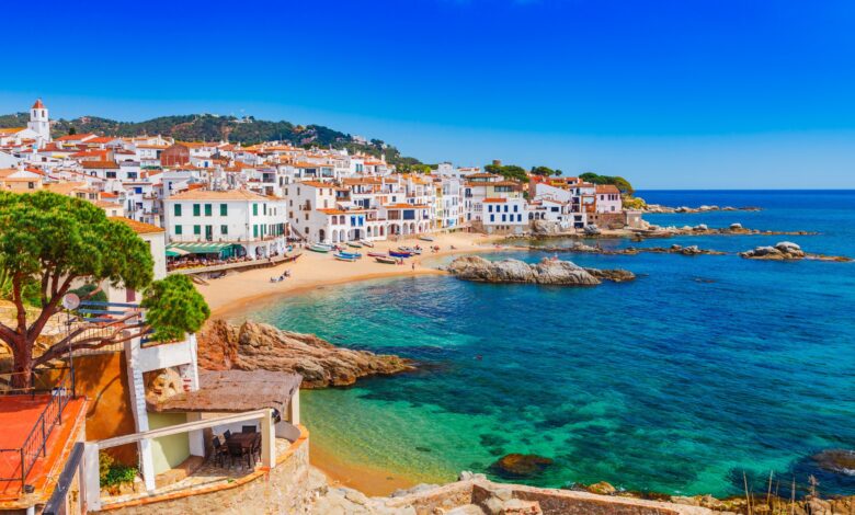 شاطئ كاتالونيا مع الرمال الذهبية والمياه الزرقاء الصافية Arabesch - أخبار عربية في أوروبا