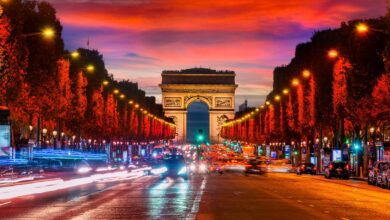 شارع الشانزليزيه في باريس مع متاجر فاخرة وأضواء مبهجة Arabesch - أخبار عربية في أوروبا