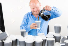 دراسات علمية تكشف عن تأثير الإفراط في تناول القهوة وعصائر الفاكهة والمشروبات الغازية على زيادة مخاطر السكتات الدماغية. موقع Arabesch - أخبار عربية في أوروبا